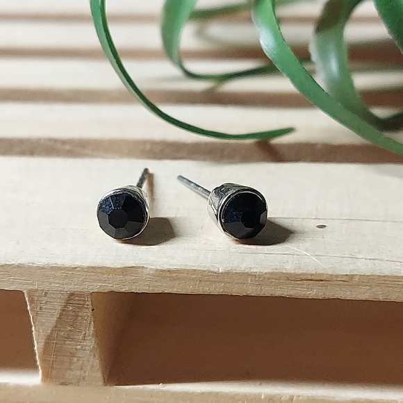 E480 Minimalist Black Crystal Stud Earrings - Picture 12 of 16